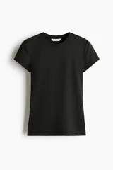 Remera de microfibra color negro, entallada al cuerpo, de manga corta y con cuello redondo fino ribeteado.