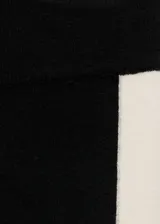 Pantalon de punto fino con diseño recto y tiro medio. Presenta una banda lateral en contraste y cintura con elástico.