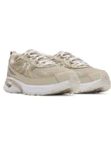 Championes Under Armour modelo Apparition, de estilo retro inspirado en el running. Presentan una parte superior de malla transpirable en tono beige con superposiciones de cuero sintético y detalles reflectantes. Cuentan con amortiguación reactiva UA HOVR y suela de goma completa para mayor tracción.