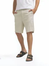 Bermuda de lino color azul marino, de corte recto y largo a la rodilla. Presenta bolsillos laterales y cierre frontal.