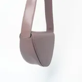 Bandolera de diseño semicircular en color rosa, con correa larga ajustable y cierre superior.