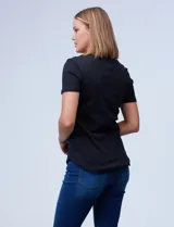 Remera blanca de algodón con cuello redondo.
