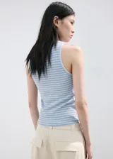 Top ajustado de punto acanalado con diseño a rayas horizontales en tonos celestes y blancos, cuello redondo y sin mangas.