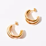 Aros tipo argolla gruesa, color dorado, con cierre de poste.