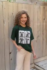 Remera blanca de algodón con estampa frontal dividida en cuatro paneles con fotos de un perro galgo.