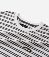 Remera relaxed de algodón a rayas horizontales blancas y negras, con cuello redondo, manga corta y logo "Soul." bordado en el pecho.