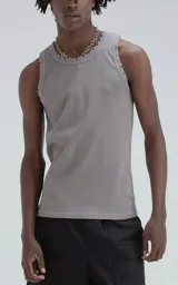Musculosa básica gris de tela morley con moldería slim-fit y bordes deshilachados en cuello y sisas.