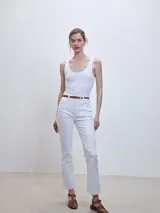 Pantalón de jean de corte recto color blanco, con cintura alta y largo al tobillo.