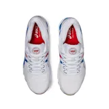 Championes Asics Gel-Nimbus 22 Retro Tokyo para hombre, color blanco con detalles en azul y rojo. Diseñados para corredores neutros, ofrecen amortiguación y absorción de impactos gracias a la tecnología GEL. La tecnología FLYTEFOAM Propel en la entresuela proporciona un paso más energético.