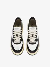 Zapatillas urbanas Autry Medalist con plataforma, de cuero blanco y detalles en cuero negro.