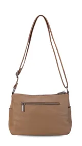 Bandolera morral color tostado con textura de cuero granulado. Cuenta con un bolsillo frontal con solapa y cierre, y otro bolsillo frontal con cierre. Tiene una correa ajustable y un compartimento principal con cierre.