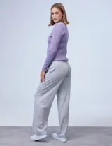 Pantalón jogger negro de modal, marca French Laundry, con pretina ancha elastizada, lazo de ajuste y bolsillos inclinados.