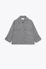 Chaqueta jaspeada de cuello solapa, manga por debajo del codo con trabilla y botón, bolsillos delanteros de plastrón con solapa, bajo ajustable con cordones interiores y cierre frontal con botones a presión.