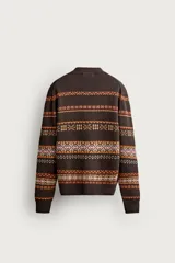 Cárdigan marrón de punto jacquard con mezcla de algodón y lino, con cuello en V, cierre frontal de botones y bolsillos en la cadera. Presenta un diseño estampado de franjas horizontales con patrones geométricos en tonos naranjas, blancos y lilas.