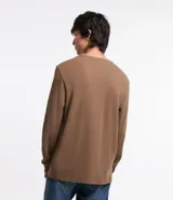 Remera verde militar de manga larga, cuello redondo y corte recto.