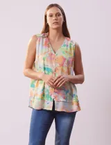 Blusa sin mangas en gasa estampada, marca Zac & Rachel. Escote en V y abertura central con botones. Hombros con detalle de puntilla. Terminación de ruedo en capas.