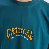 Remera verde con estampa frontal con el logo de la marca Critical Slide.