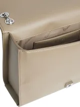 Cartera Calvin Klein color beige con diseño acolchado, correa cruzada de cadena plateada y logo de la marca en el frente.