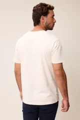 Remera básica de manga corta con cuello redondo y corte regular fit. Presenta un pequeño bordado en el pecho.