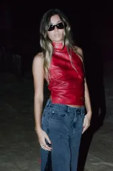 Top halter de cuero rojo con efecto marmolado, espalda descubierta y tiras ajustables cruzadas en la espalda.