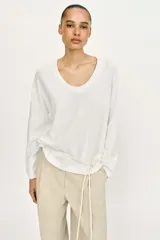 Sweater de punto color blanco, con amplio escote redondo y manga larga, con terminaciones en rib.