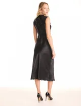 Conjunto de dos piezas compuesto por un vestido midi estilo slip dress de satén fluido y un top sin mangas de lentejuelas con cuello alto y detalle drapeado en la cintura.