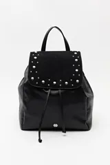 Mochila negra de símil cuero texturizado con tapa en acabado gamuzado, decorada con apliques de tachas metálicas. Tiene asa superior y correas regulables.