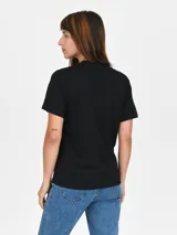 Remera negra de manga corta con estampado gráfico frontal en color blanco y azul con la leyenda "Deep Love".