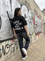 Remera negra de algodón con corte oversize y estampado blanco en la espalda con la frase "Need Money For Porsche".