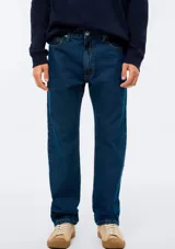 Pantalón de jean azul oscuro, de corte recto y tiro mediano, con bolsillos laterales y traseros, y costuras en contraste.
