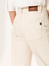 Pantalón de jean color crudo, de corte ancho y tiro alto.