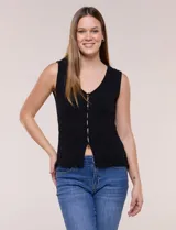 Chaleco negro de tejido de punto con diseño trenzado, escote en V y cierre frontal de botones.