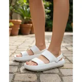 Chancletas tipo gomones de diseño ergonómico, color verde oliva, con doble tira ancha en el empeine y tira trasera ajustable. Fabricadas en material sintético antideslizante con suela de plataforma.