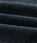 Pantalón de jean corte baggy, de tiro medio y pierna holgada. Presenta cierre frontal con botón y cremallera, bolsillos laterales y traseros, y un acabado en tono azul oscuro clásico.