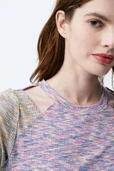 Remera de rib melange en colores combinados, con calce al cuerpo, escote a la base y aberturas en los hombros.
