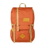 Mochila JanSport modelo Hatchet de color naranja con correas y detalles en color beige. Presenta un diseño de inspiración outdoor con solapa superior, compartimento acolchado para laptop, bolsillos laterales para botellas y organizador interno. Incluye correas de hombro ajustables y asa superior.