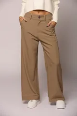 Pantalon sastrero de corte recto y tiro alto, con pretina ancha, cierre frontal con botón y bolsillos laterales.