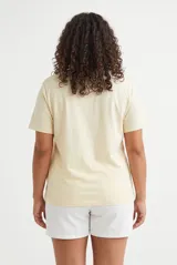 Remera color lila con estampa tipográfica marrón en el frente y mangas cortas.