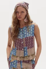 Top sin mangas de lino metalizado con diseño estampado tipo patchwork en tonos azules, marrones y burdeos, escote redondo y cierre frontal con botones.
