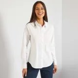 Camisa blanca de corte ajustado con cuello italiano y mangas largas.