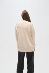 Saco cárdigan de viscosa color marrón, con cuello en V, cierre frontal de botones y diseño holgado de manga larga.