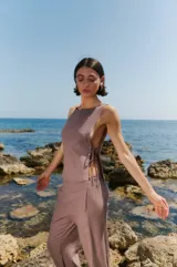 Top color marrón confeccionado en lino y rayón, con escote alto y tiras ajustables en los laterales.