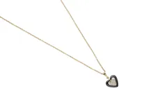 Collar dorado con dije de corazón negro con un corazón de circonias en el centro.