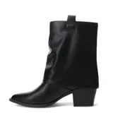 Botas cortas negras de caña arrugada, con punta fina y taco ancho de madera. Presentan un diseño de estilo cowboy o western.