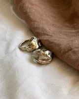 Anillo de plata 925 con diseño orgánico y voluminoso, con textura irregular que evoca una forma natural.