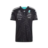 Camiseta técnica de manga corta Adidas del equipo Mercedes-AMG Petronas F1, color negro con estampado geométrico sutil y múltiples logotipos de patrocinadores en el frente y mangas. Presenta cuello en V con detalle en color turquesa y las icónicas tres tiras de Adidas en los hombros.
