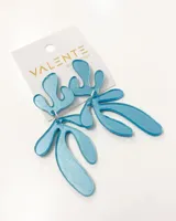 Aros colgantes de acrílico celeste con forma abstracta.