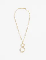 Collar dorado con cadena de eslabones y dije de tres círculos entrelazados.