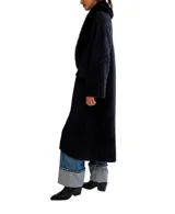 Abrigo largo de punto con diseño fluido y largo maxi, confeccionado en mezcla de poliamida, algodón y acrílico. Cuenta con un cuello de pelo sintético removible y bolsillos laterales.