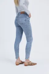 Jean skinny de tiro alto color celeste, con zócalo irregular y pinza de entalle en botamangas.